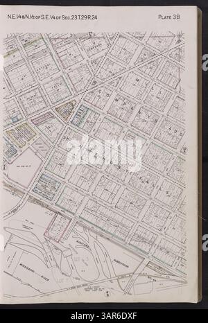 Der Atlas von Minneapolis 1940 bietet eine detaillierte Zusammenstellung von Grundstückserhebungen, Plats und städtischer Infrastruktur, einschließlich Eisenbahnstrecken, Straßenbahnlinien, Parks und Versorgungsunternehmen in Minneapolis, Minnesota. Stockfoto