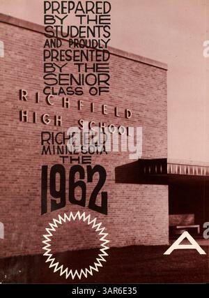 Dieses Jahrbuch dokumentiert die Schüler, Lehrer, Vereine, Leichtathletik und Schlüsselveranstaltungen aus dem Schuljahr 1961-1962 an der Richfield High School im Hennepin County. Stockfoto