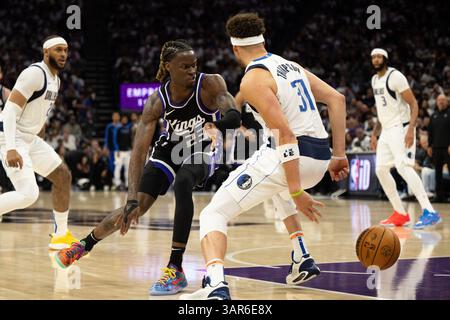 Sacramento, CA, USA. April 2025. Der Dallas Mavericks Guard Klay Thompson (31) dribbelt am Mittwoch, den 16. April 2025 in Sacramento Kings Guard Keon Ellis (23) während eines NBA-Play-in-Spiels im Golden 1 Center. (Kreditbild: © Paul Kitagaki Jr./ZUMA Press Wire) NUR REDAKTIONELLE VERWENDUNG! Nicht für kommerzielle ZWECKE! Quelle: ZUMA Press, Inc./Alamy Live News Stockfoto
