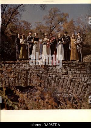 Diese Ausgabe des Roosevelt High School Yearbook, „Sagamore“ von 1966, spiegelt die Schlüsselmomente des Schuljahres 1965-1966 wider, einschließlich eines Schwerpunkts auf afroamerikanische Geschichte neben den Clubs und Sportveranstaltungen der Schule. Stockfoto