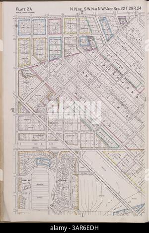 Der Atlas von Minneapolis 1940 bietet eine detaillierte Zusammenstellung von Grundstückserhebungen, Plats und städtischer Infrastruktur, einschließlich Eisenbahnstrecken, Straßenbahnlinien, Parks und Versorgungsunternehmen in Minneapolis, Minnesota. Stockfoto