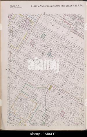 Der Atlas von Minneapolis 1940 bietet eine detaillierte Zusammenstellung von Grundstückserhebungen, Plats und städtischer Infrastruktur, einschließlich Eisenbahnstrecken, Straßenbahnlinien, Parks und Versorgungsunternehmen in Minneapolis, Minnesota. Stockfoto