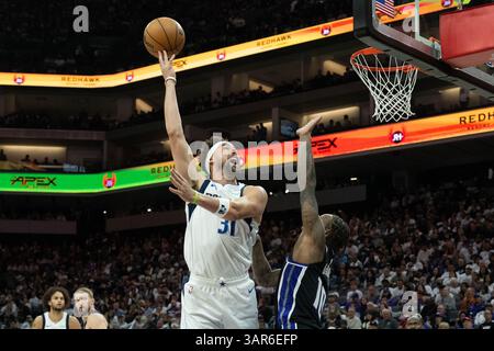 Sacramento, CA, USA. April 2025. Klay Thompson (31) der Dallas Mavericks-Wachmann schießt am Mittwoch, den 16. April 2025, in Sacramento Kings Forward DeMar DeRozan (10) um einen Korb während eines NBA-Play-in-Spiels im Golden 1 Center in Sacramento. (Kreditbild: © Paul Kitagaki Jr./ZUMA Press Wire) NUR REDAKTIONELLE VERWENDUNG! Nicht für kommerzielle ZWECKE! Quelle: ZUMA Press, Inc./Alamy Live News Stockfoto