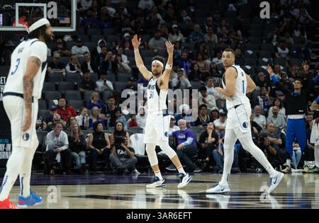 Sacramento, CA, USA. April 2025. Klay Thompson (31) reagiert auf einen 3-Punkte-Korb gegen die Sacramento Kings während eines NBA-Play-in-Spiels im Golden 1 Center am Mittwoch, den 16. April 2025, in Sacramento. (Kreditbild: © Paul Kitagaki Jr./ZUMA Press Wire) NUR REDAKTIONELLE VERWENDUNG! Nicht für kommerzielle ZWECKE! Quelle: ZUMA Press, Inc./Alamy Live News Stockfoto