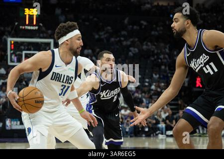 Sacramento, CA, USA. April 2025. Klay Thompson (31) der Dallas Mavericks-Guard trifft am Mittwoch, den 16. April 2025 in Sacramento Kings Guard Zach LaVine (8) und Trey Lyles (41) während eines NBA-Play-in-Spiels im Golden 1 Center. (Kreditbild: © Paul Kitagaki Jr./ZUMA Press Wire) NUR REDAKTIONELLE VERWENDUNG! Nicht für kommerzielle ZWECKE! Quelle: ZUMA Press, Inc./Alamy Live News Stockfoto