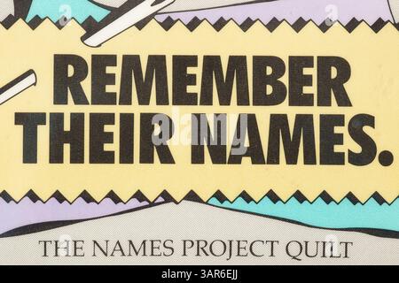 Die 1988 von der NAMES Project Foundation produzierte „Remember This NAMES“-Pin ehrt die an AIDS verloren gegangenen Personen und gehörte den prominenten LGBT-Aktivisten Pat und Mayer Levy aus St. Louis, Missouri. Stockfoto