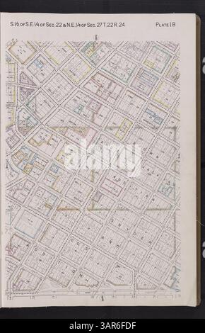 Der Atlas von Minneapolis 1940 bietet eine detaillierte Zusammenstellung von Grundstückserhebungen, Plats und städtischer Infrastruktur, einschließlich Eisenbahnstrecken, Straßenbahnlinien, Parks und Versorgungsunternehmen in Minneapolis, Minnesota. Stockfoto