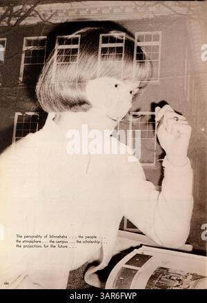 Das Geweih Jahrbuch 1966 der Minnehaha Academy fasst die wichtigsten Momente des Schuljahres 1965-1966 zusammen und hebt Schüler, Lehrer, Vereine, Leichtathletik, und andere wichtige Ereignisse aus dem akademischen Jahr. Stockfoto
