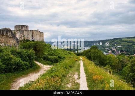 Les Andelys, Frankreich - 23. Juni 2021: Pfad neben den Ruinen der Burg Chateau Gaillard, der einen Hügel hinunter nach Les Andelys und zur seine führt. Stockfoto