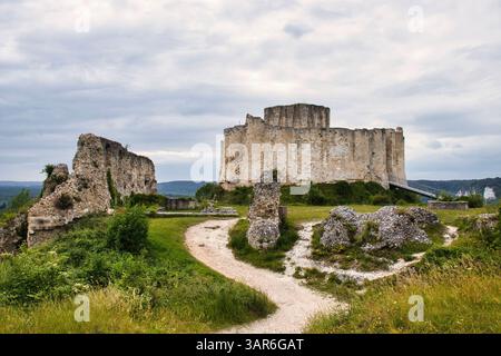 Les Andelys, Frankreich - 23. Juni 2021: Pfad, der an einem bewölkten Sommertag zu den Ruinen der Burg Chateau Gaillard in Frankreich führt. Stockfoto