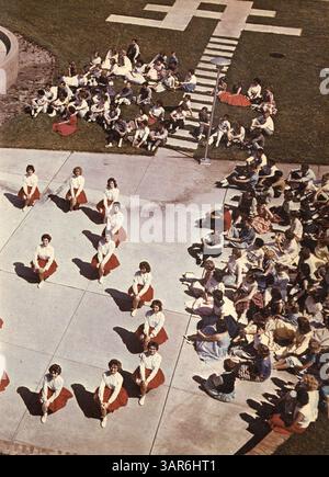 Das 1961 Bloomington High Yearbook mit dem Titel Bear 61 dokumentiert die Ereignisse, Studenten, Lehrkräfte, Vereine und sportliche Aktivitäten des Schuljahres 1960-1961. Dieses Jahr fängt wichtige Momente aus dem Schulleben in dieser Zeit ein. Stockfoto
