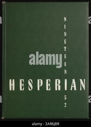 Das West High Yearbook 1952 mit dem Titel „1952 Hesperian“ erfasst die Schüler, Lehrer, Vereine, Leichtathletik und andere wichtige Ereignisse aus dem Schuljahr 1951-1952. Stockfoto