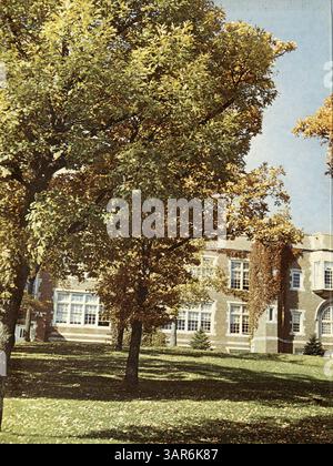 Das Blake Yearbook 1967, Call O' Pan, beleuchtet die Leistungen der Schüler und Dozenten während des Schuljahres 1966-1967 und dokumentiert akademische Ereignisse, außerschulische Aktivitäten und Sport an der Blake School. Stockfoto