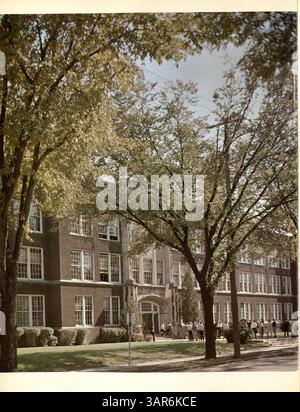 Diese Ausgabe 1966 des Roosevelt High School Yearbook, Sagamore, spiegelt die Errungenschaften von Schülern, Lehrern, Sportmannschaften und Vereinen während des Schuljahres 1965-1966 wider, mit besonderem Fokus auf afroamerikanische Geschichte und Kultur. Stockfoto