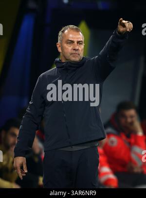DORTMUND, DEUTSCHLAND - 15. APRIL: Trainer Hansi Flick vom FC Barcelona reagiert am 15. April 2025 im BVB Stadion Dortmund im Viertelfinale der UEFA Champions League 2024/25 in Dortmund. © diebilderwelt / Alamy Stock Stockfoto