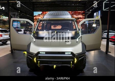 New York, Usa. April 2025. NEW YORK, NEW YORK – 16. APRIL: Kias PV5 WKNDR Concept EV Off-Grid, Off-Road Camper wurde während der Pressevorschau der 125. International Auto Show im Jacob Javits Convention Center am 16. April 2025 in New York City gesehen. Quelle: Ron Adar/Alamy Live News Stockfoto