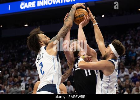 Sacramento, Kalifornien, USA. April 2025. Das Sacramento Kings Center DOMANTAS SABONIS (11) kämpft am Mittwoch in Sacramento gegen DAS Dallas Mavericks Center DERECK LIVELY II (2) und den Dallas Mavericks Guard KLAY THOMPSON (31). (Foto: © Paul Kitagaki Jr./ZUMA Press Wire)120:106 NUR ZUR REDAKTIONELLEN VERWENDUNG VON Kings! Nicht für kommerzielle ZWECKE! Quelle: ZUMA Press, Inc./Alamy Live News Stockfoto