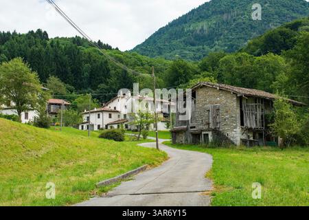 Das kleine malerische Dorf Pezzettes in der Nähe von Clauzetto in der Provinz Pordenone, Friaul-Julisch Venetien, Nordost-Italien. Europäische Karnische Voralpen. Stockfoto