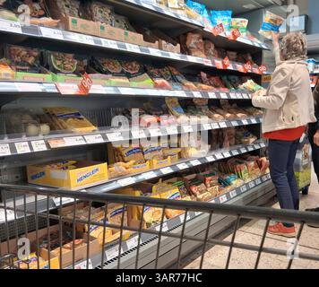 Marktkauf - Einkauf zu Zeiten von Inflation. Marktkauf - Einkauf in einem Supermarkt oder Discounter *** Marktkauf Einkaufen in Zeiten der Inflation Marktkauf Einkaufen in einem Supermarkt oder Discounter Stockfoto