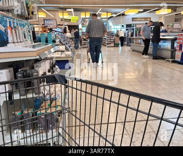 Marktkauf - Einkauf zu Zeiten von Inflation. Marktkauf - Einkauf in einem Supermarkt oder Discounter *** Marktkauf Einkaufen in Zeiten der Inflation Marktkauf Einkaufen in einem Supermarkt oder Discounter Stockfoto