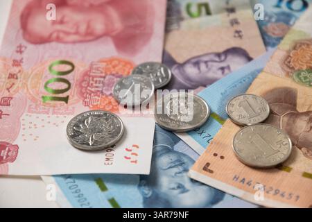Viele verschiedene chinesische Yuan-Banknoten. Chinesische Papierwährung Yuan Renminbi Banknoten und Münzen als Hintergrund. Stockfoto