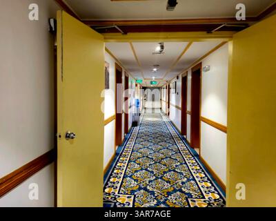 Medina, Saudi-Arabien, 27. Juni 2024: Das Innere des Al Ritz Hotel, Al Ritz Al Madinah, weniger als 150 Meter von der Prophet Moschee entfernt, verfügt über einen 24- Stockfoto