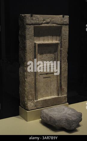 Stele von Khetyuah. Falsche Tür und anepigraphischer Opfertisch. 2100-1940 V. CHR. Kalkstein. Nekropole des ersten Mittelalters-frühes Reich der Mitte. Herakleopolis Magna (Ihnasya el-Medina), Oberägypten. Nationales Archäologisches Museum. Madrid. Spanien. Stockfoto