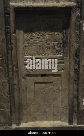 Stele von Khetyuah. Falsche Tür. Details. 2100-1940 V. CHR. Kalkstein. Nekropole des ersten Mittelalters-frühes Reich der Mitte. Herakleopolis Magna (Ihnasya el-Medina), Oberägypten. Nationales Archäologisches Museum. Madrid. Spanien. Stockfoto