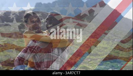 Bild der amerikanischen Flagge über lächelndem, vielseitigem Paar, das sich in den Bergen umgibt Stockfoto