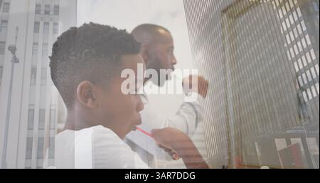 Bild von glühenden Flecken über afroamerikanischen Vater und Sohn, die Zähne über dem Stadtbild putzen Stockfoto