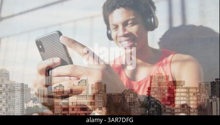 Bild eines glücklichen afroamerikanischen Mannes, der Kopfhörer über der Stadt trägt Stockfoto