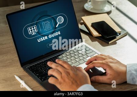 Business-Service: Benutzerhandbuch, Online-Bedienungsanleitung, Kundenbuch am Computer, Strategieberatung Stockfoto