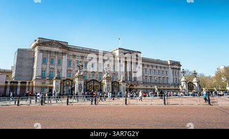 London, Großbritannien - 26. März 2022: Die Front des Buckingham Palace, mit vielen Touristen. Residenz der verstorbenen Königin Elisabeth II. Und heute das Londoner Zuhause von Ki Stockfoto