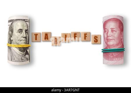 100 Dollar und Yuan auf weißem Hintergrund mit WORTTARIFEN. Handel, Zoll, Zoll und Zölle Krieg Stockfoto