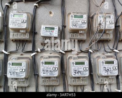 Stromaggregate für elektrische Haushaltsgeräte, Stromverbrauchskonzepte Stockfoto