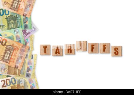 Euro auf weißem Hintergrund mit WORTTARIFEN. Handel, Zoll, Zoll und Zölle Krieg Stockfoto