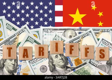 Dollars auf US- und China-Flaggenhintergrund mit WORTTARIFEN. Handel, Zoll, Zoll und Zölle Krieg Stockfoto
