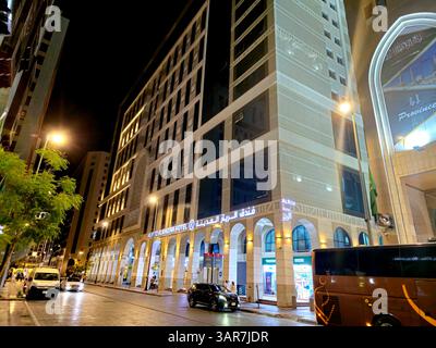 Medina, Saudi-Arabien, 29. Juni 2024: Das Al Ritz Al Madinah, weniger als 150 Meter von der Prophetenmoschee entfernt, verfügt über eine rund um die Uhr besetzte Rezeption Stockfoto