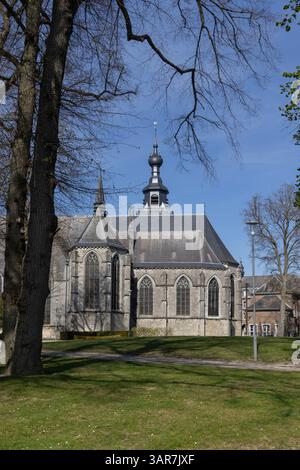 Außenansicht der Stiftskirche Saint Ursmer in Binche, Provinz Hennegau in Belgien. Stockfoto