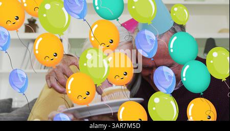 Bild von Ballons über einem älteren kaukasischen Paar mit Partyhüten, die einen Imageruf haben Stockfoto