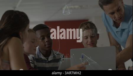 Darstellung mathematischer Gleichungen über männliche Lehrer- und Schulkinder mit Laptop im Klassenzimmer Stockfoto