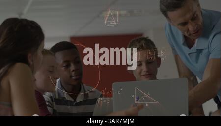Bild mathematischer Formeln über Schüler, die Computer benutzen Stockfoto