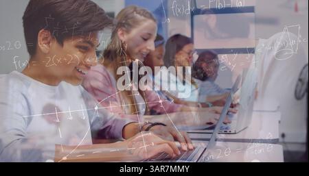 Bild mathematischer Formeln über Schüler im Unterricht Stockfoto