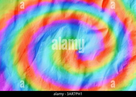 Helles, mit Tie-Dye-Technik gefärbtes Gewebe. Textil mit Wirbeln in Regenbogenfarben Stockfoto