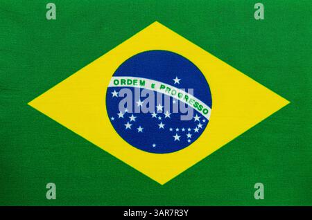 Die brasilianische Flagge zeigt ein grünes Feld, einen gelben Diamanten und einen blauen Globus mit Sternen. Die Wörter Ordem e Progresso werden gut sichtbar dargestellt Stockfoto