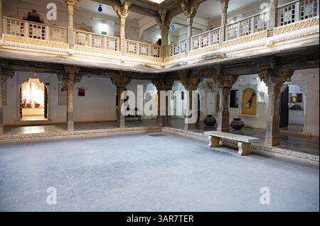 Bunte Gemälde an der Innenwand des Museumskomplexes, Bagore Ki Haveli, Altstadt, Pichola, Udaipur, Rajasthan Stockfoto