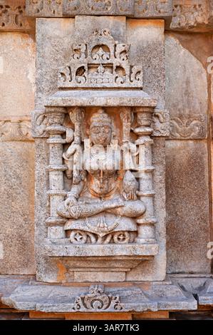 Geschnitzte Idole an der Außenwand der Sahasra Bahu Tempel oder Sasbahu Tempel, Nagda, Rajasthan Stockfoto