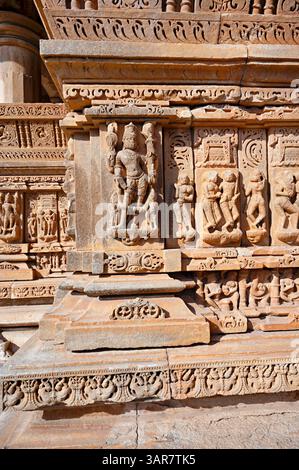 Geschnitzte Idole an der Außenwand der Sahasra Bahu Tempel oder Sasbahu Tempel, Nagda, Rajasthan Stockfoto