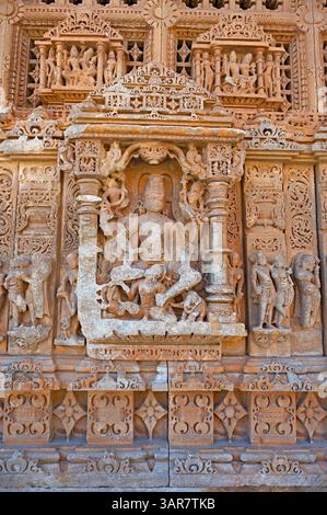 Geschnitzte Idole an der Außenwand der Sahasra Bahu Tempel oder Sasbahu Tempel, Nagda, Rajasthan Stockfoto