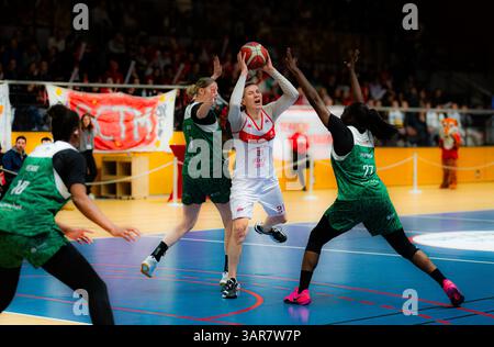Meylan, Frankreich. April 2025. Paris, Frankreich, 16. April 2025 Aurore Pautou (21 Meylan) in Aktion während des Playoffs der französischen Frauenliga 2 Basketball-Meisterschaft zwischen Meylan und Montbrison im Charlaix Stadium in Meylan, Frankreich (Constance Bugaut/SPP) Credit: SPP Sport Press Photo. /Alamy Live News Stockfoto